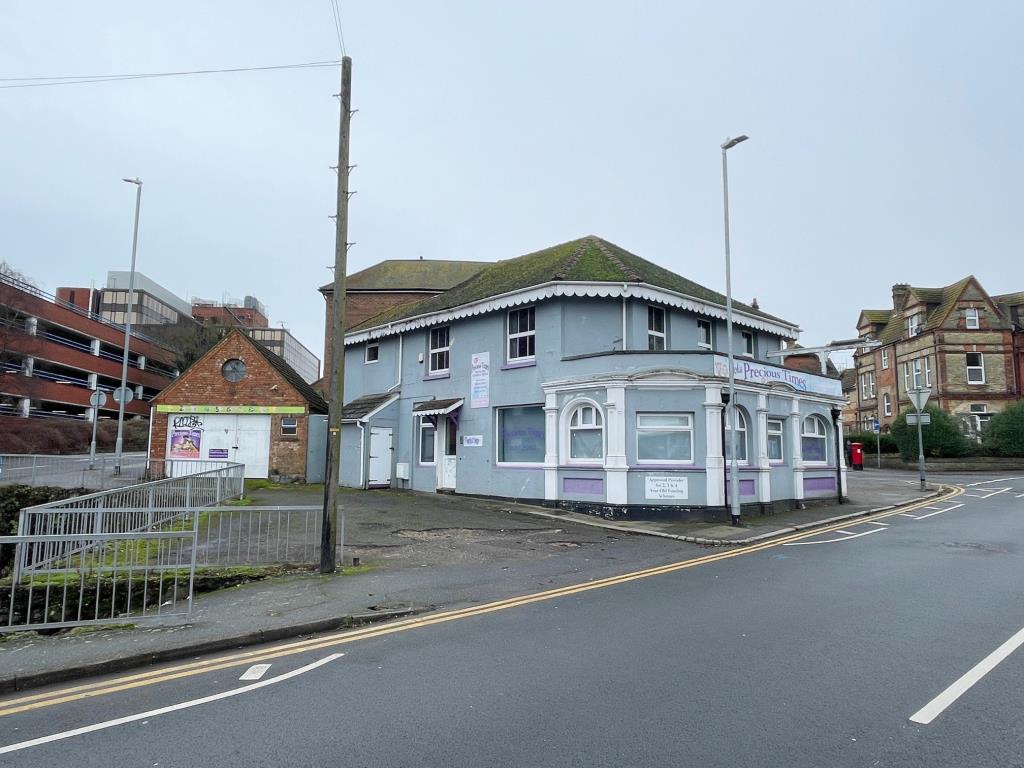 Lot: 80 - COMMERCIAL PREMISES WITH FOUR-BEDROOM MAISONETTE IN PROMINENT POSITION - External view 2